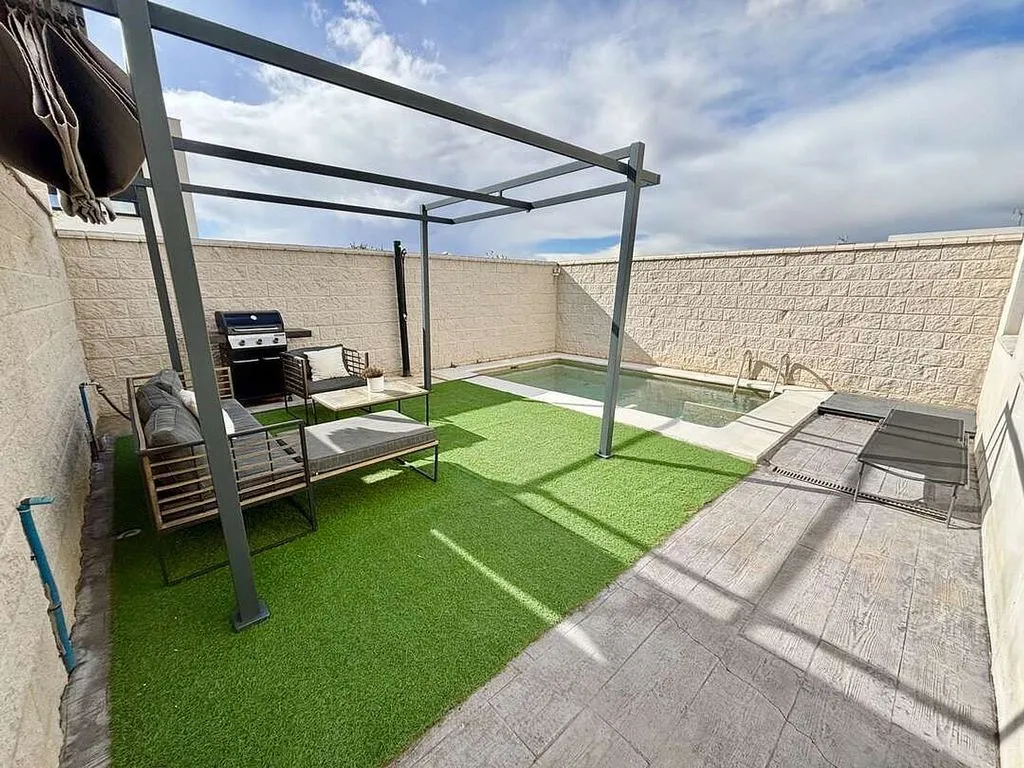 Bassein - Semi-Detached House with Pool on Avda Europa
