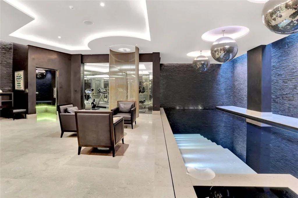 Pool - 4-bedroom house in Ealing