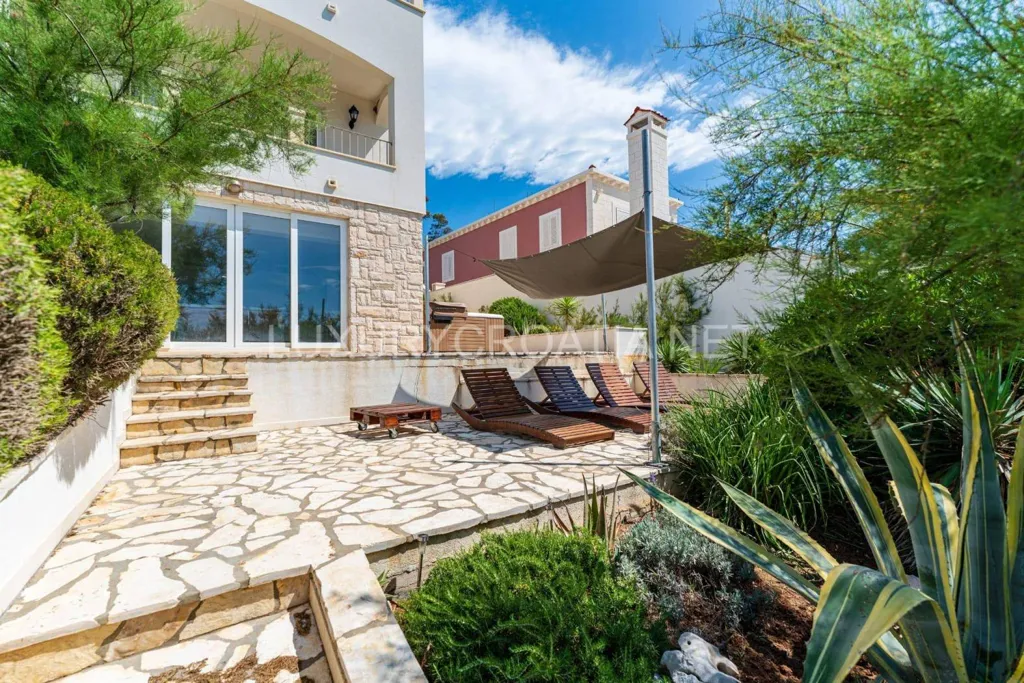 Terrass - Beachfront Villa with Jacuzzi in Korčula