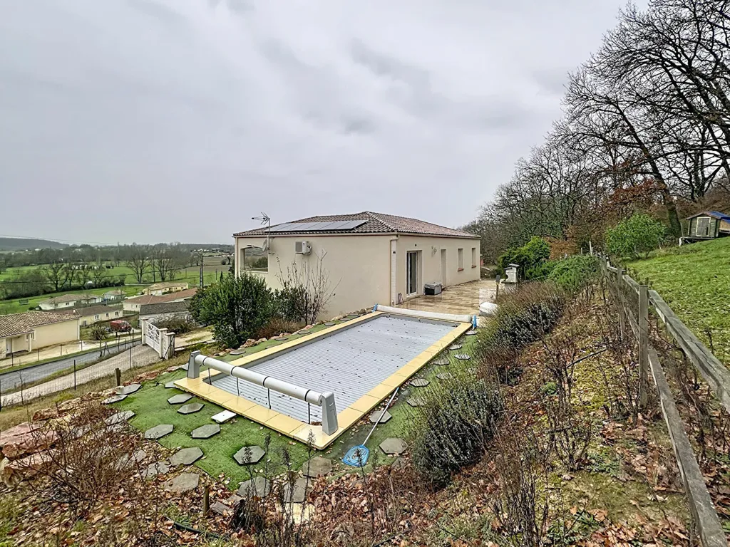 Piscine - Maison Contemporaine avec Piscine à Ledat