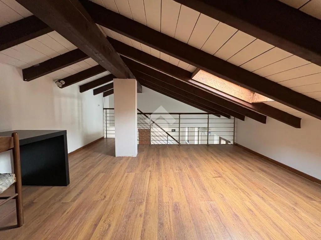 Rooms - Spacious 4-Bedroom Apartment in Sozzago