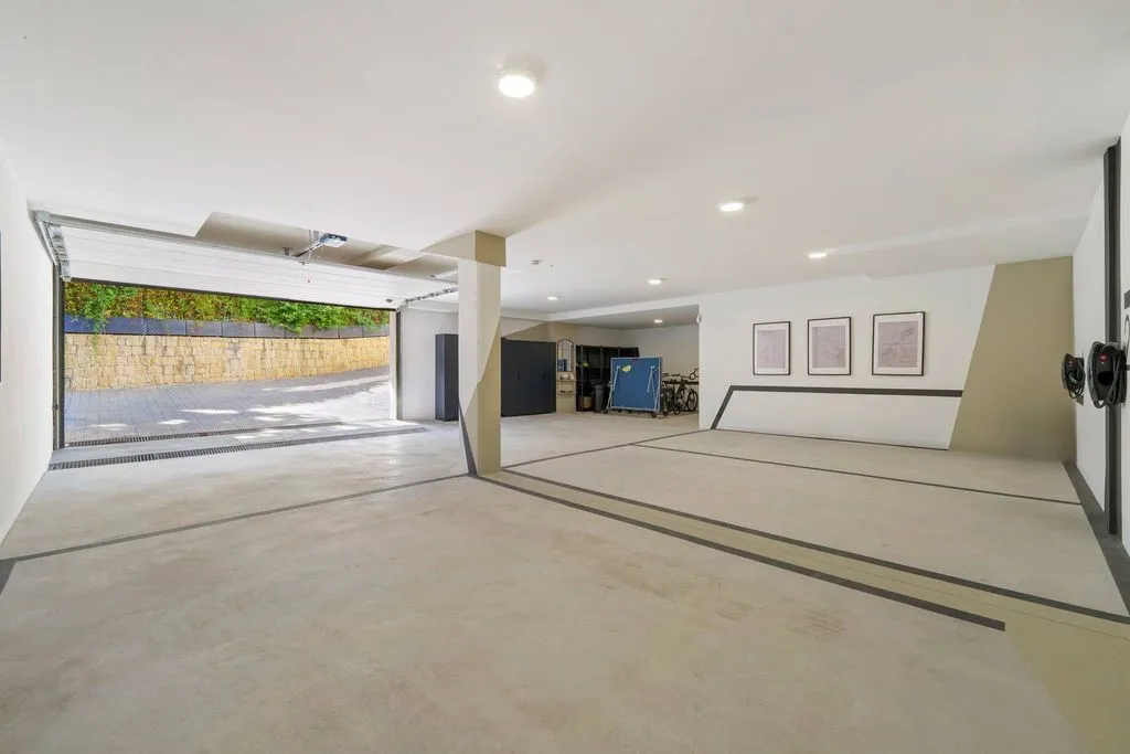 Garaaž - Luxury Villa with Infinity Pool in Marbella