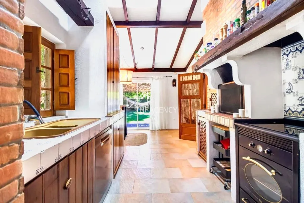 Kitchen - Luxury Villa with Pool in Charneca de Caparica