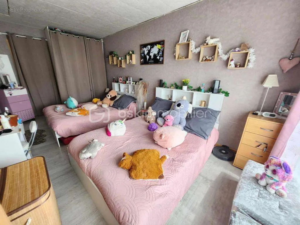Magamistoad - Single-Storey House with Terrace in Cuffy