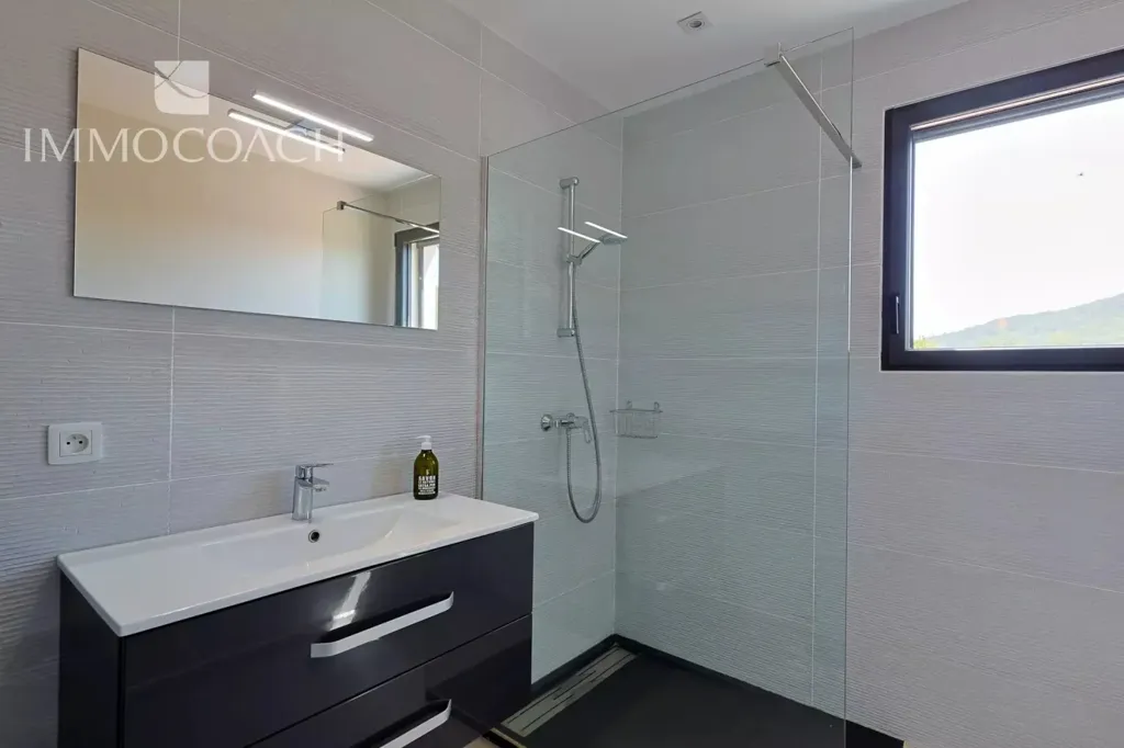 Salles de bain - Villa Récemment Construite avec Piscine à Hyères