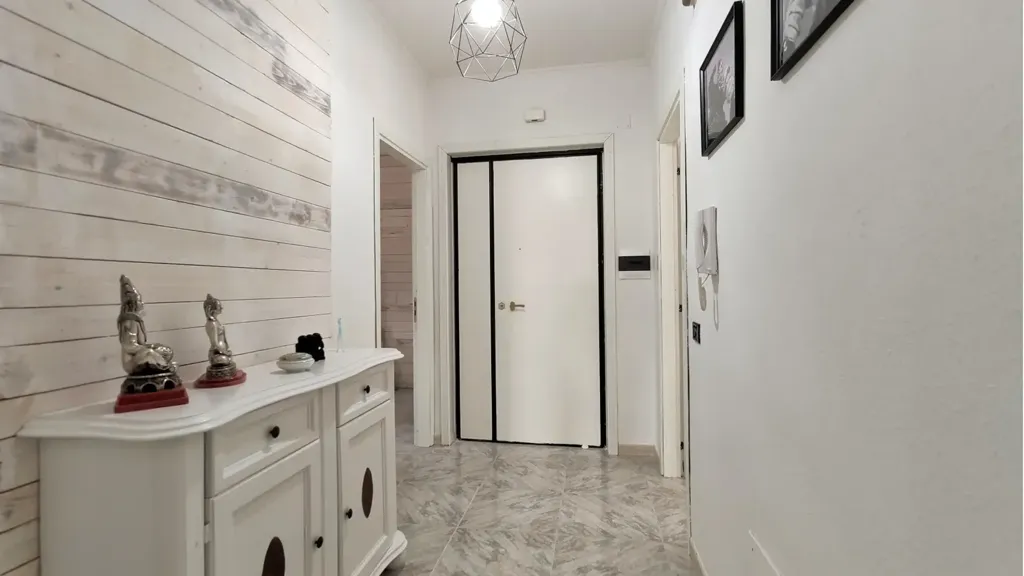 Entrée - Rear-Facing Apartment with Solarium in Solofra