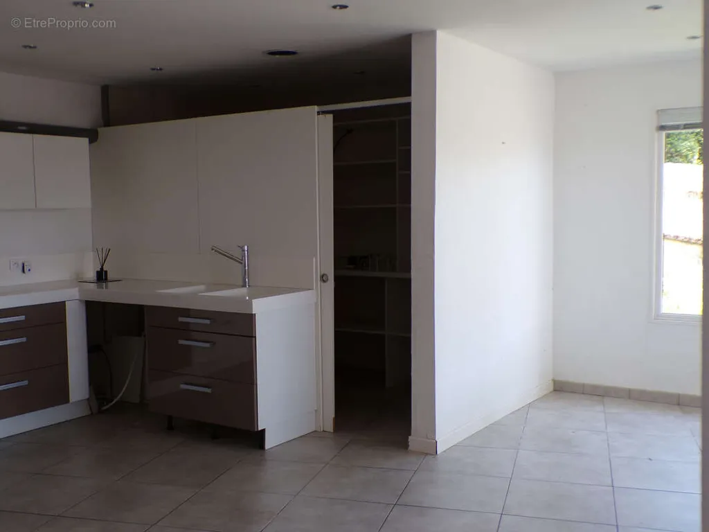 Cuisine - Maison Ossature Bois avec Espace Professionnel sur Axe Passant