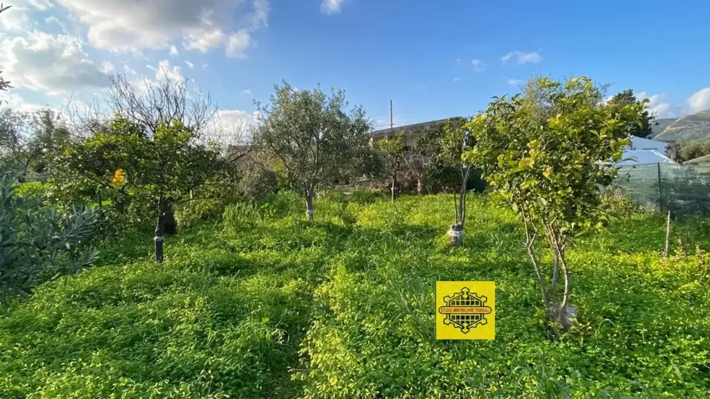 Rustic Property with Lemon Trees in Avola