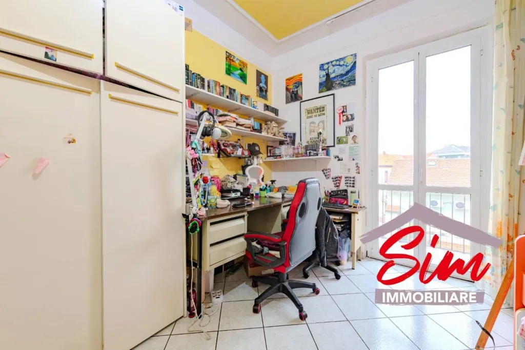 Bureau - Third Floor Flat with Balcony in Central Novara