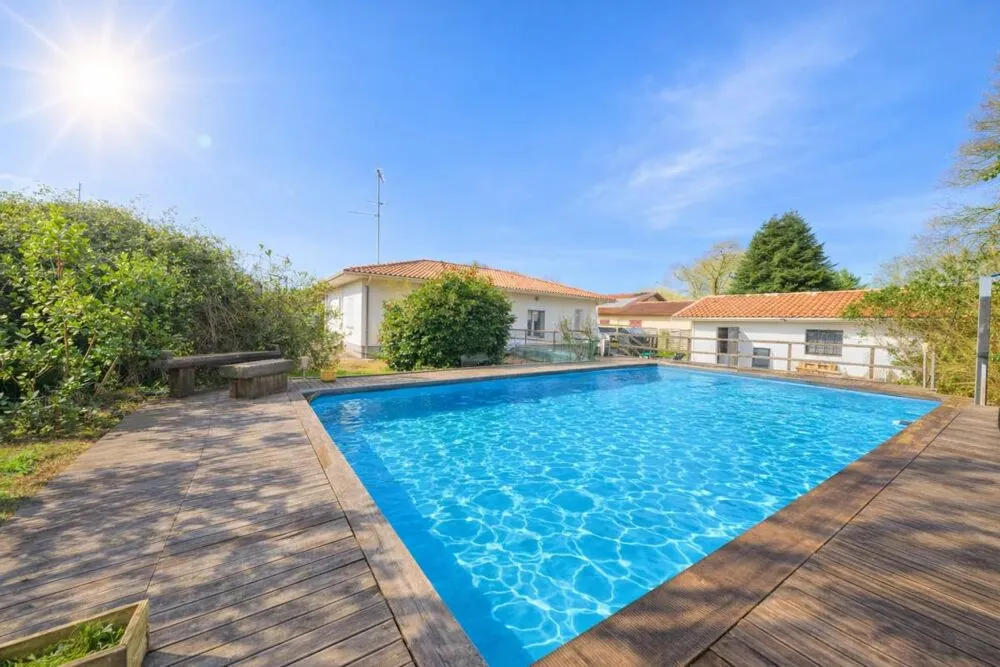 Piscine - Maison Rénovée avec Piscine à Narrosse