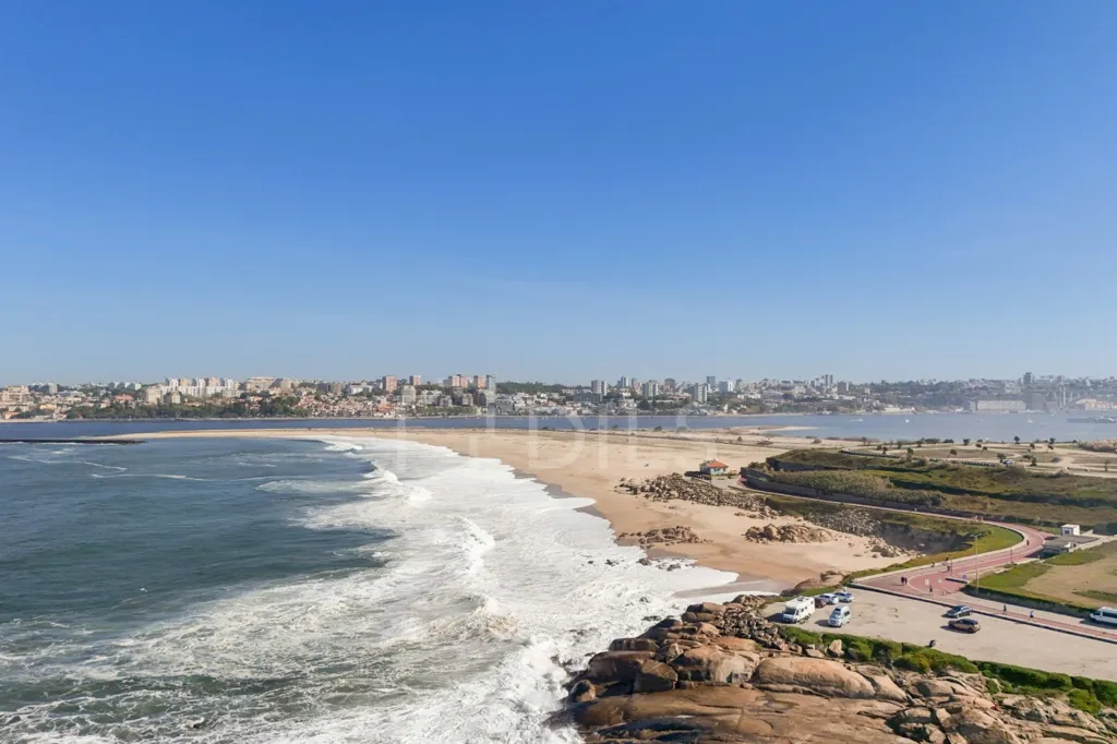 Luxury 3-Bedroom Flat with River Views in Vila Nova de Gaia