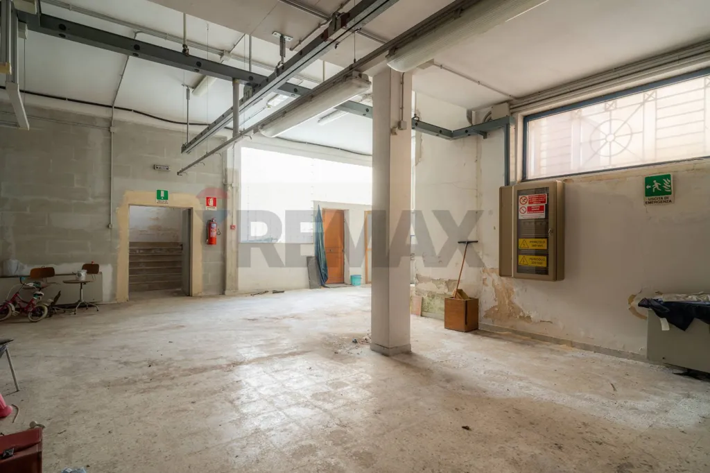 Toad - Commercial Space with Workshop Potential in Modugno