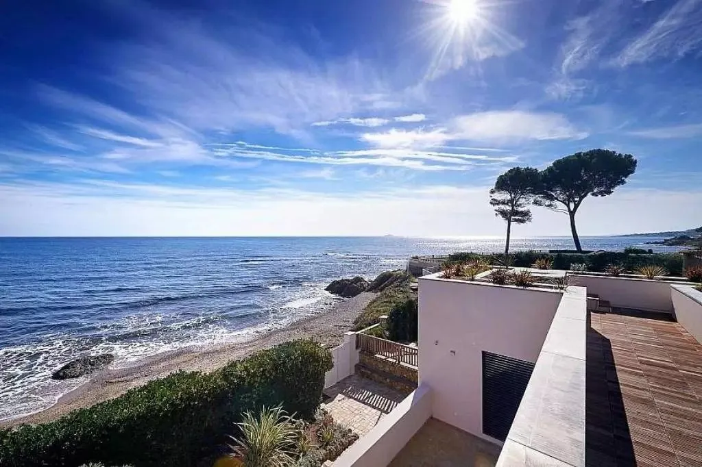 Terrass - Waterfront Villa with Sea View in Saint-Aygulf