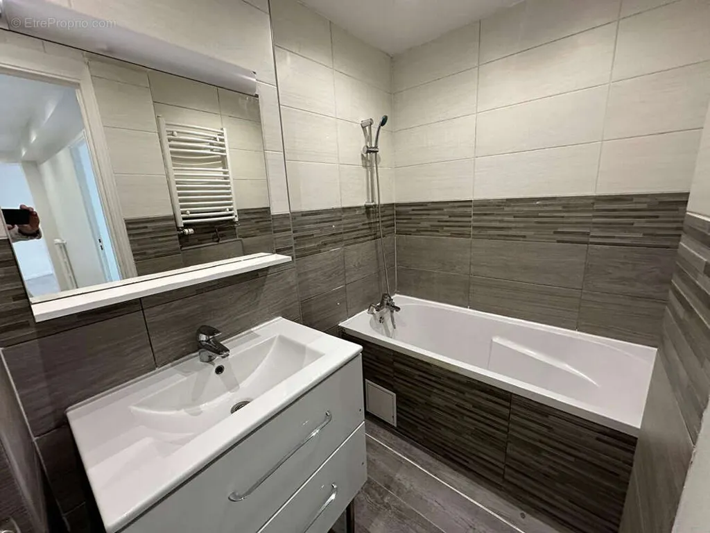 Bathrooms - City Centre Flat with Lift in Noisy-le-Sec