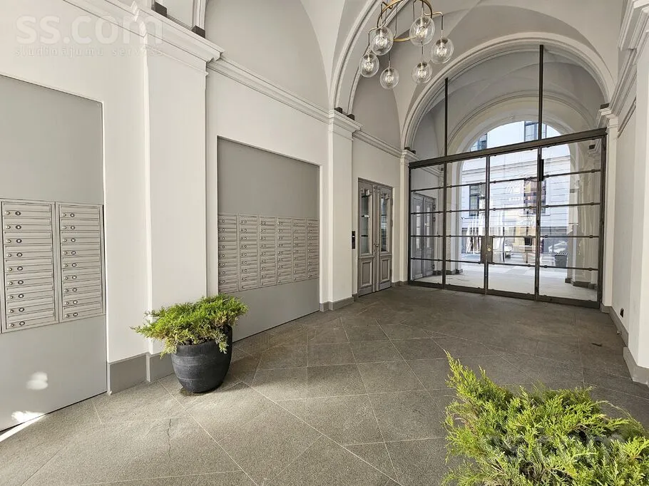 Entrée - Three-Bedroom Apartment with Central Location in Riga
