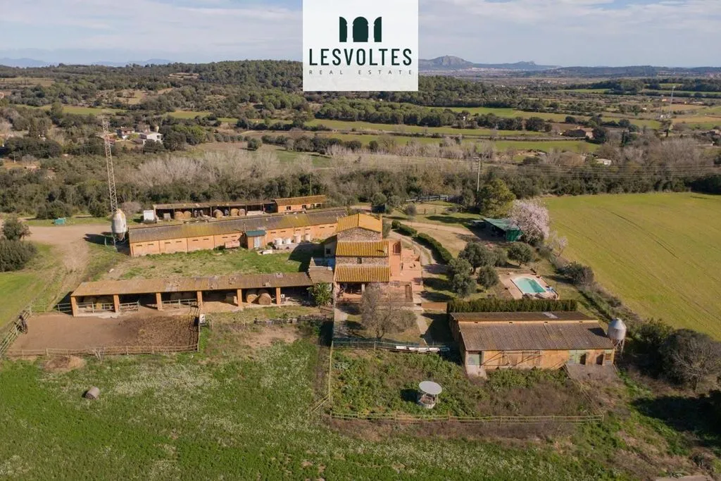 Vista aerea - Refurbished Farmhouse with Pool in Corçà