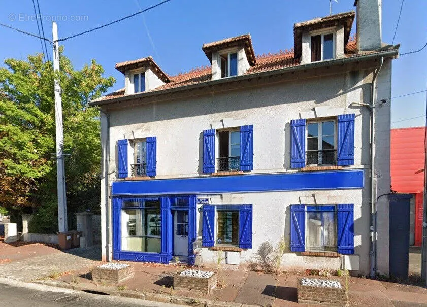 Esterno - Mixed-Use House with Courtyard in Sablons