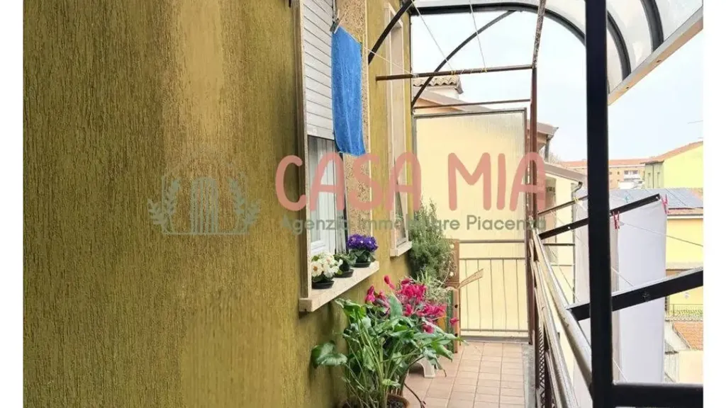 Balcon - Spacious Apartment with Balcony in Piacenza