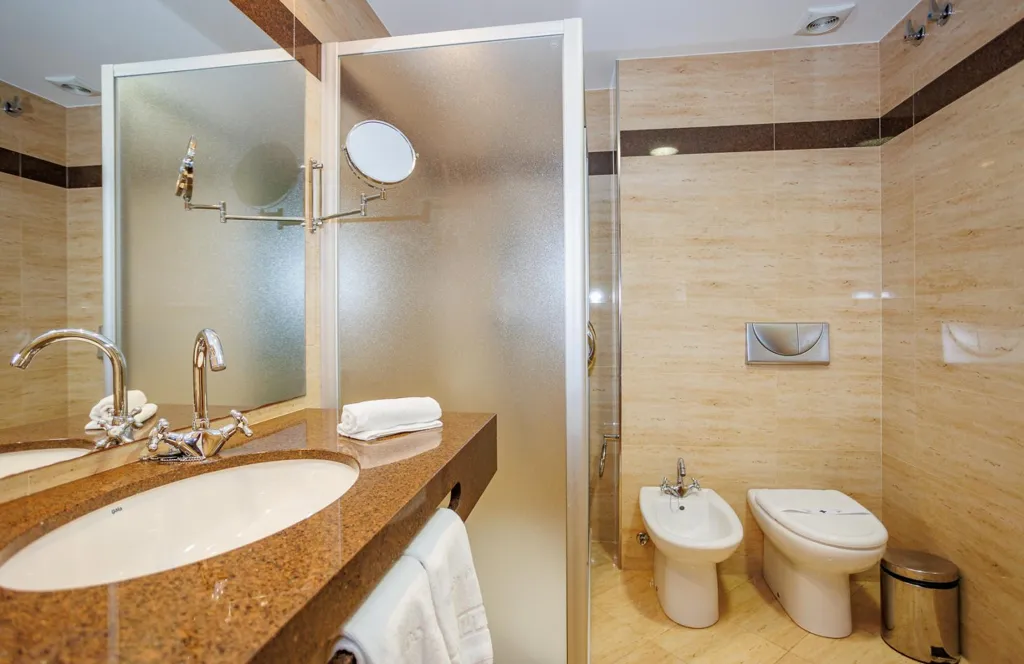 Bathrooms - Traditional Hotel with River View in Valadouro