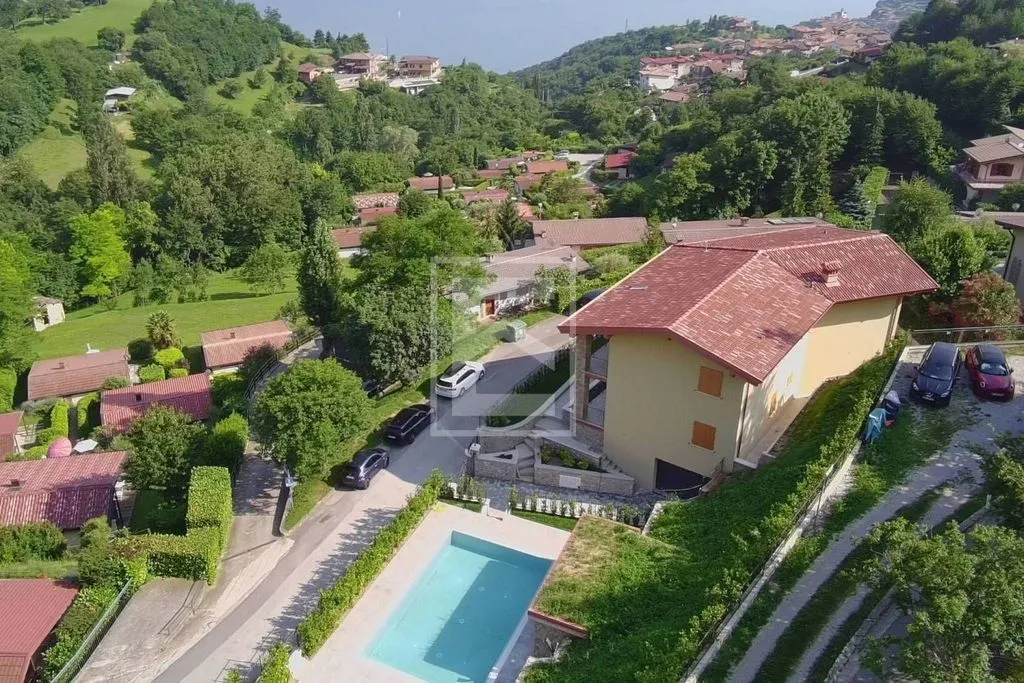 Õhuvaade - Villa with Pool Under Construction in Tignale
