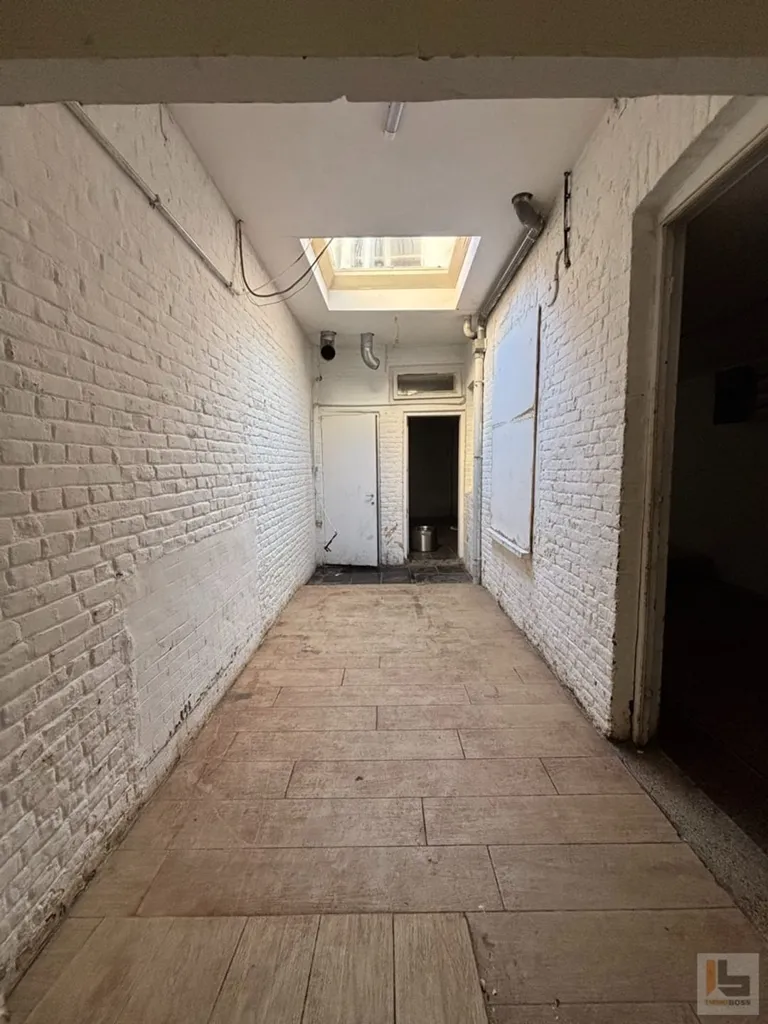 Garaaž - Mixed-Use Property with Commercial Space in Ronse