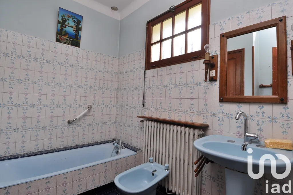Salles de bain - Maison traditionnelle avec vue panoramique et piscine à Alès