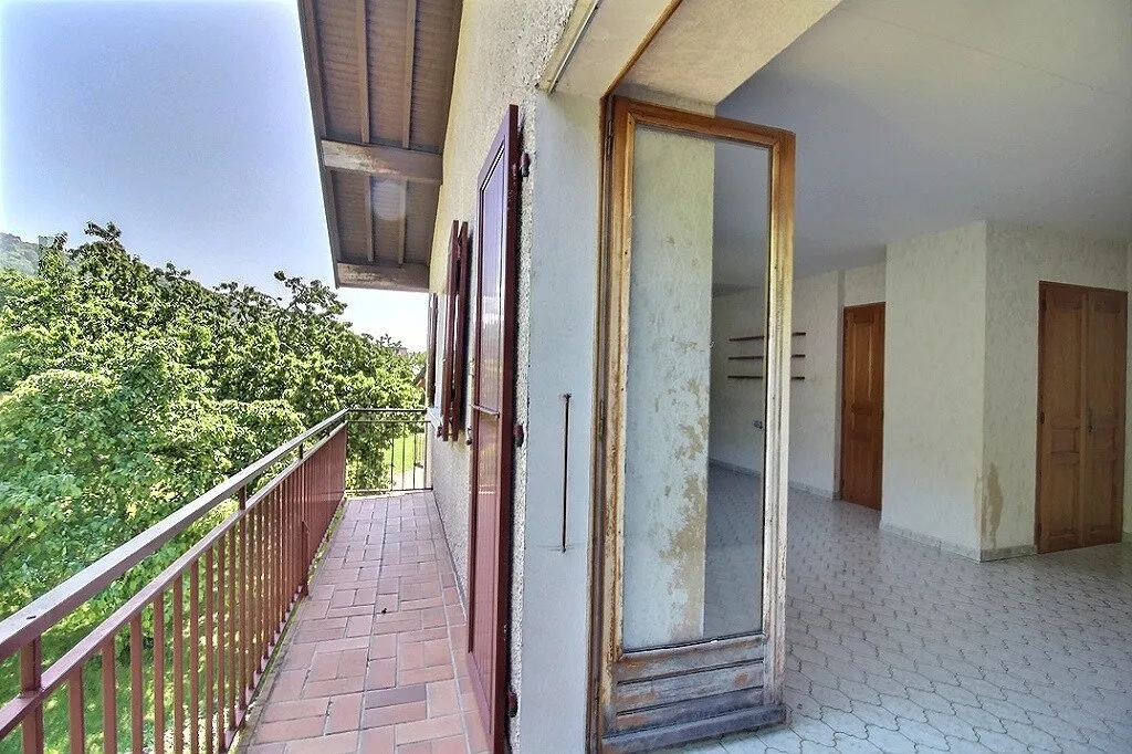 Balcony - 4-Piece Flat with Balcony in Orcier