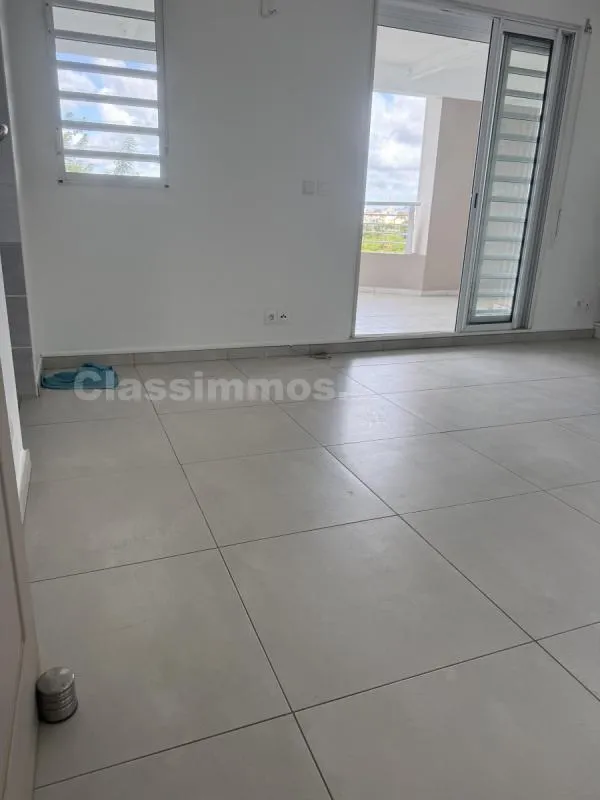 Elutuba - Spacious F4 Flat with Terrace in Lamentin