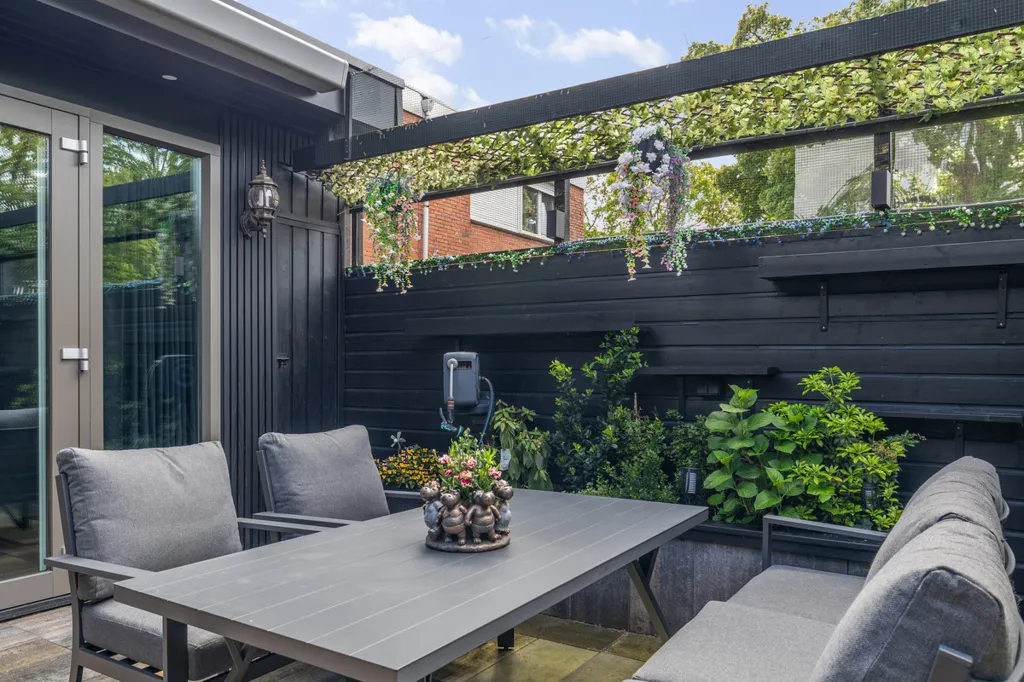 Terrass - Modernised Semi-detached House with Garden in Emmen