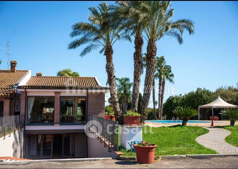 Bassein - Villa with Pool and Private Park in Latina