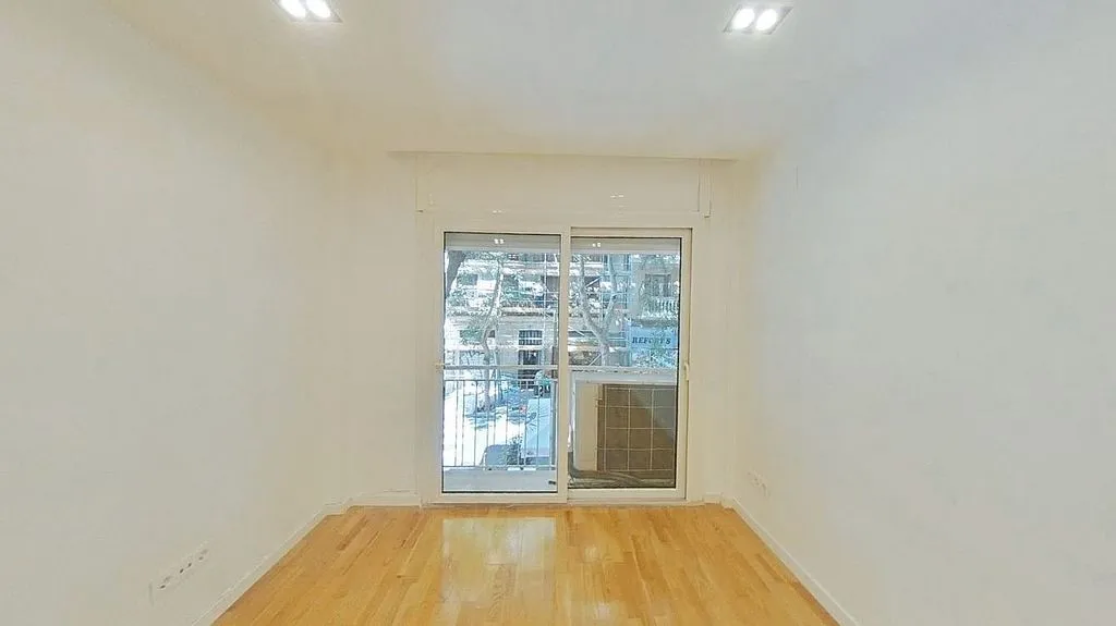 Apartment with Balcony in Sants, Barcelona