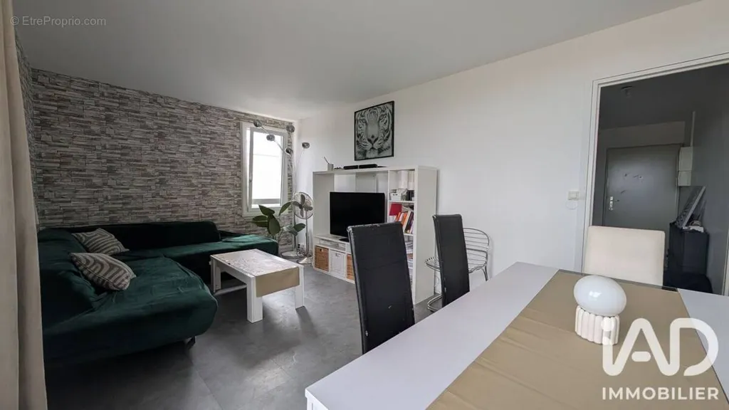 Living Room - T2 Apartment with Balcony in Cergy