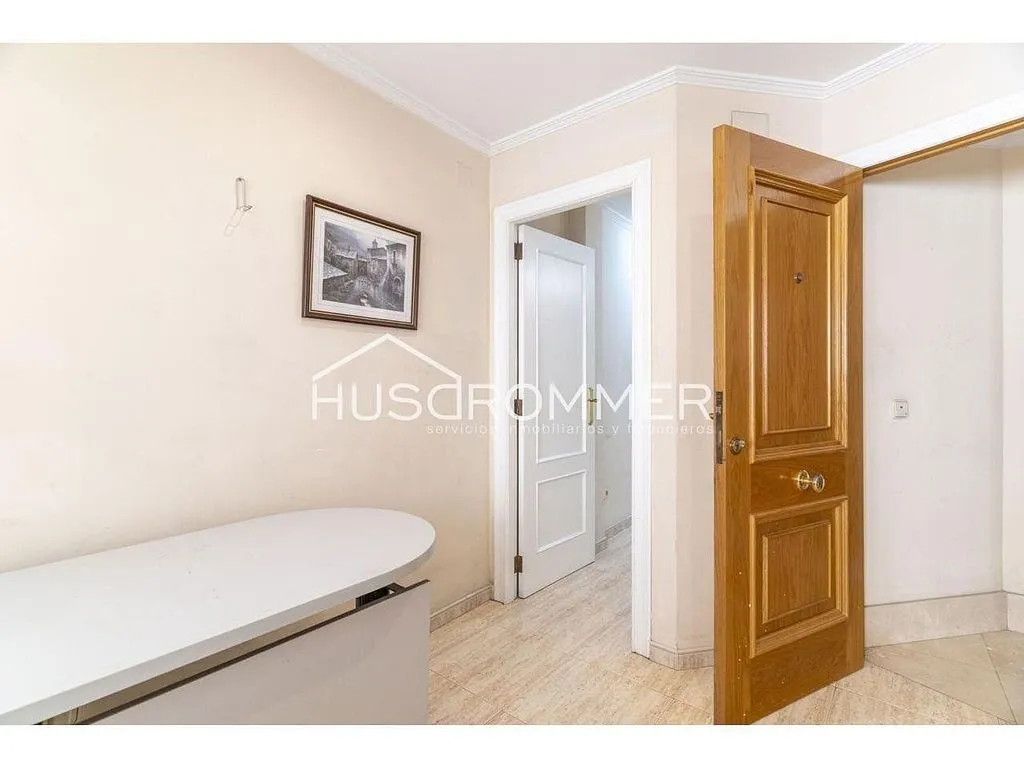 Esik - Dual-Unit Property with Central Location in Vila-real