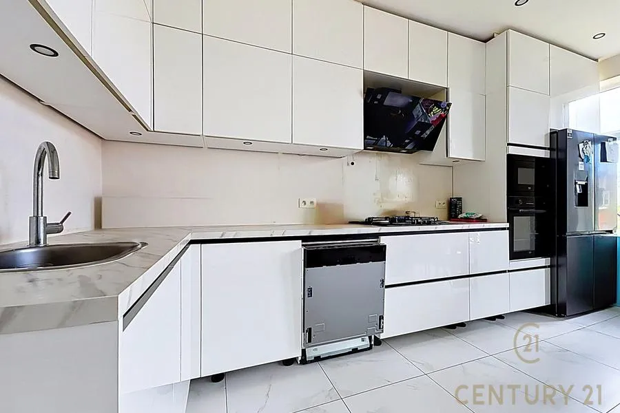 Cuisine - Appartement Rénové avec Balcon à Schaerbeek