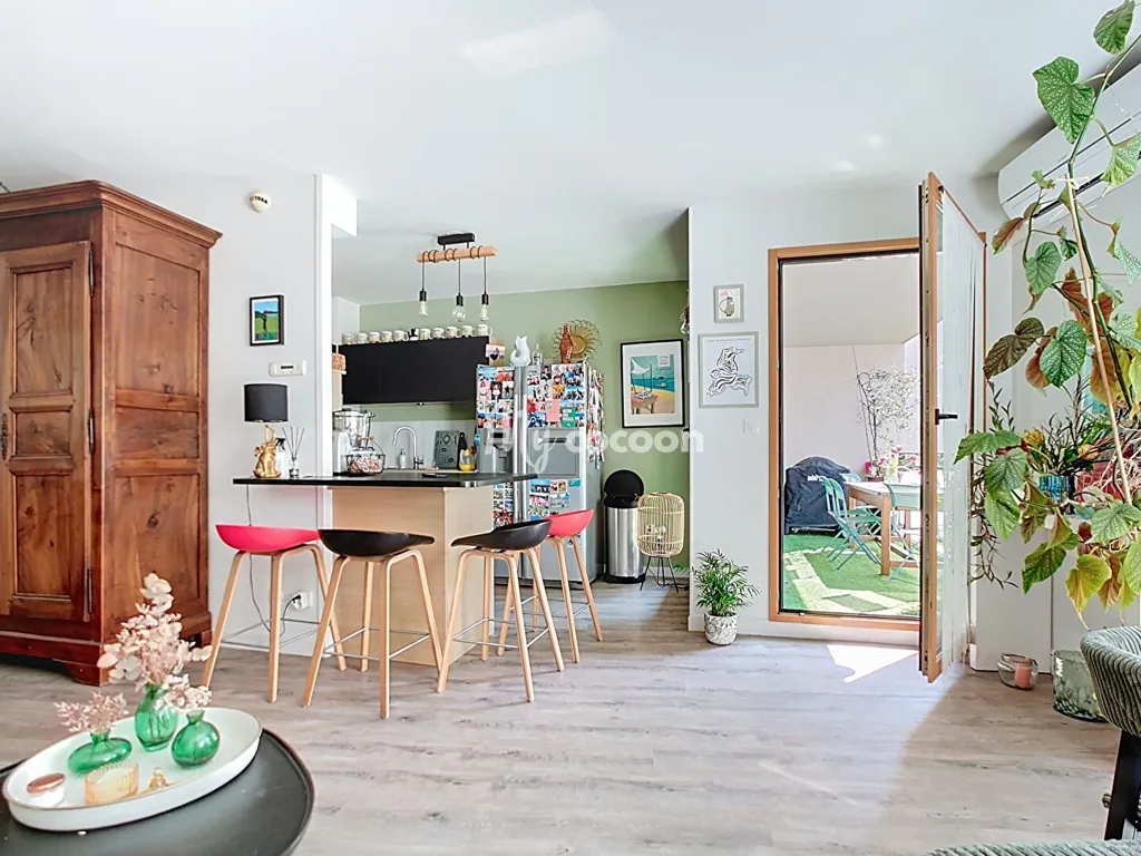 Living Room - Apartment with Balcony and Pool in Lyon 5