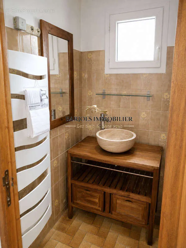 Salles de bain - Appartement Traversant avec Garage à Varages