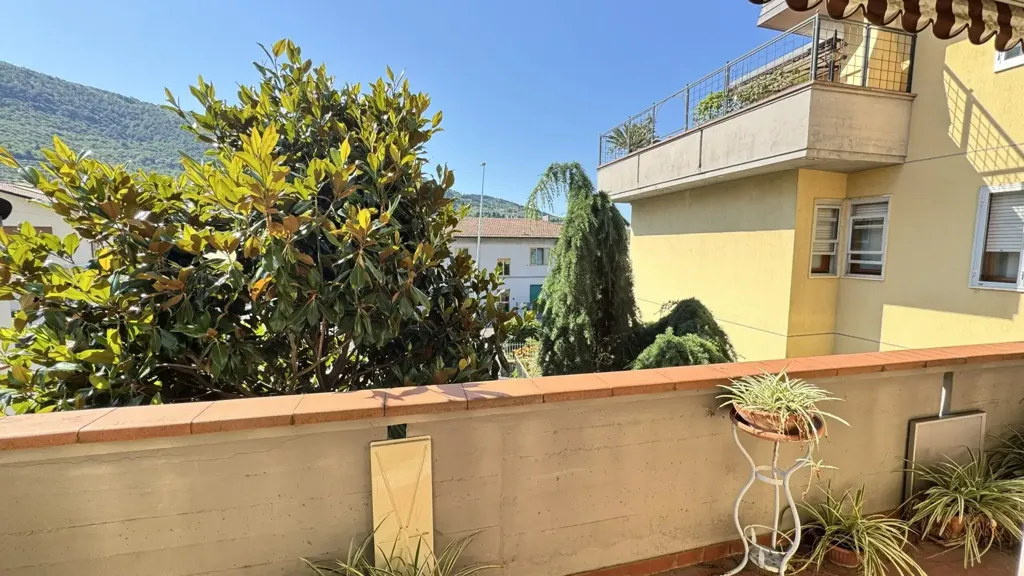Balcone - Five-Bedroom Apartment with Garage in Prato