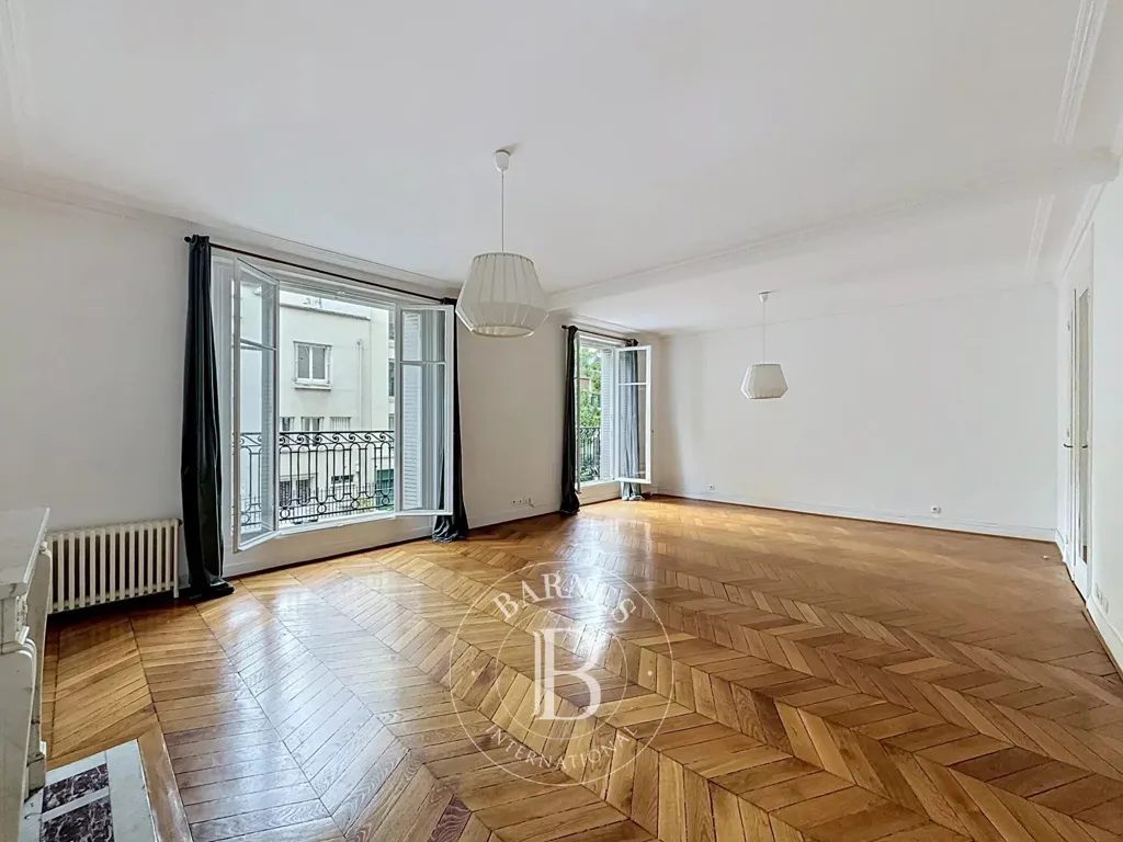 Elutuba - Flat with Double Reception in Rue Pierre Cherest
