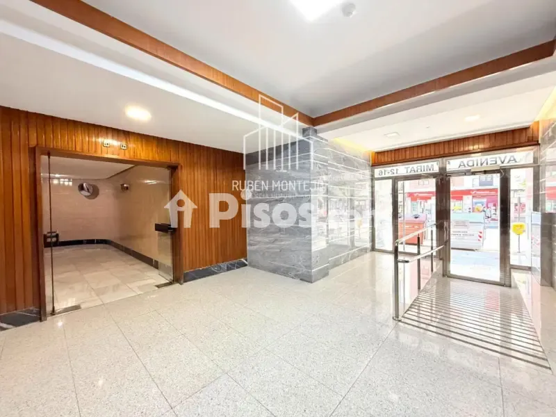 Esik - Student Flat with Balcony in Avenida de Mirat