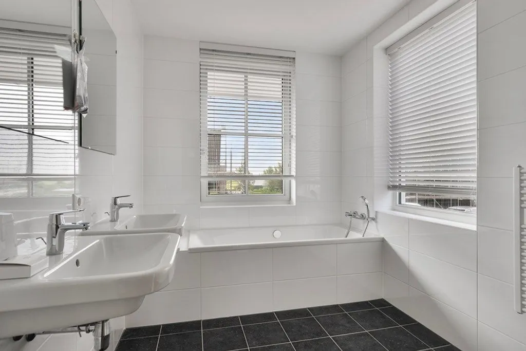 Salles de bain - Modern Hoekwoning with Garden in Leidschendam