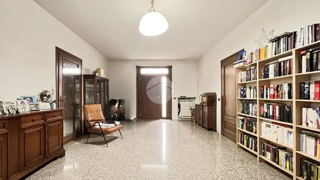 Bureau - Independent House with Garden in Zevio Centre