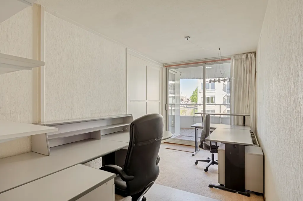 Bureau - Spacious Corner Apartment with Balcony in Zoetermeer