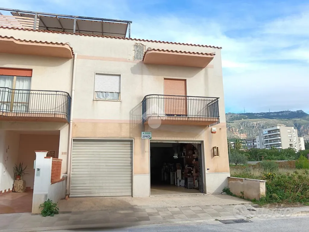 Välivaade - Warehouse with Double Garage Doors in Villa Rosina