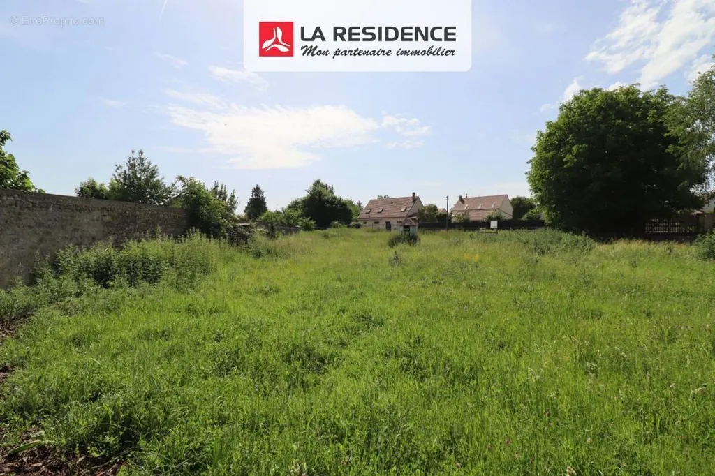 Aed - Non-Viabilised Plot with 41m Façade in Magny-En-Vexin