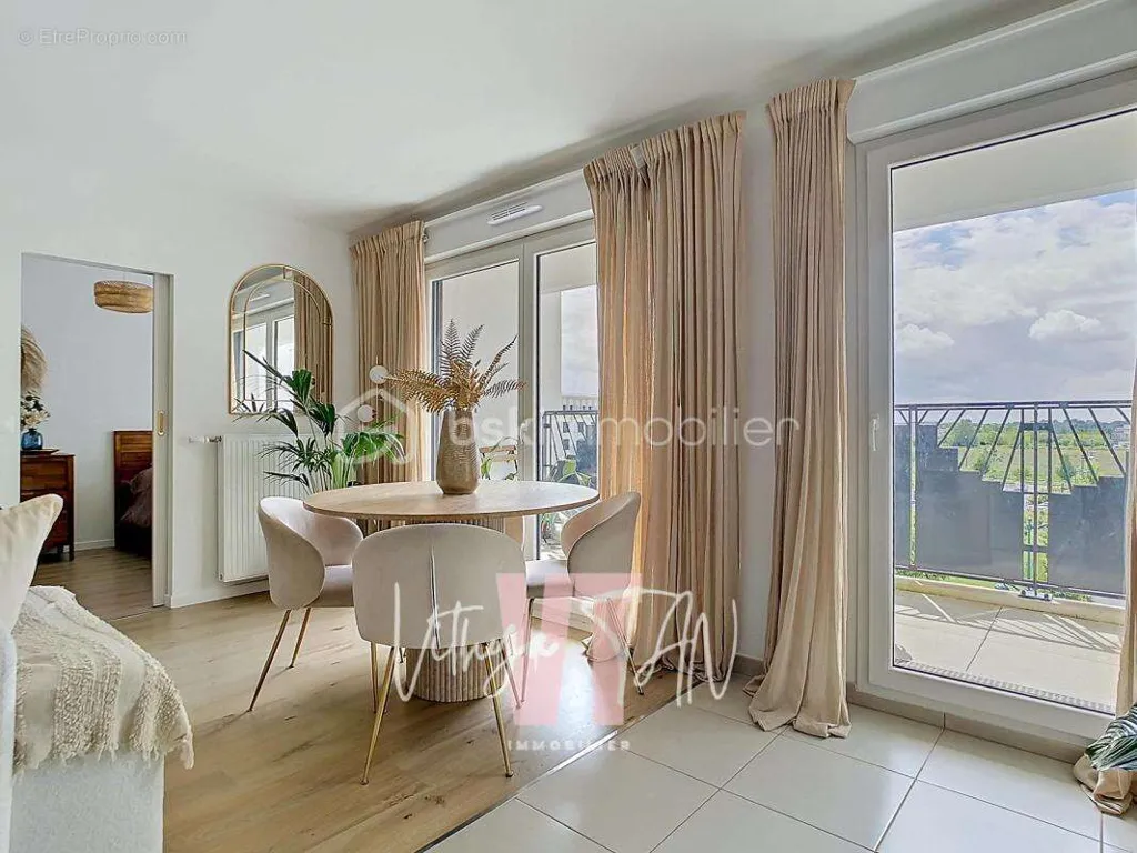 Sala da pranzo - 4-Bedroom Flat with Balcony in Chessy Centre