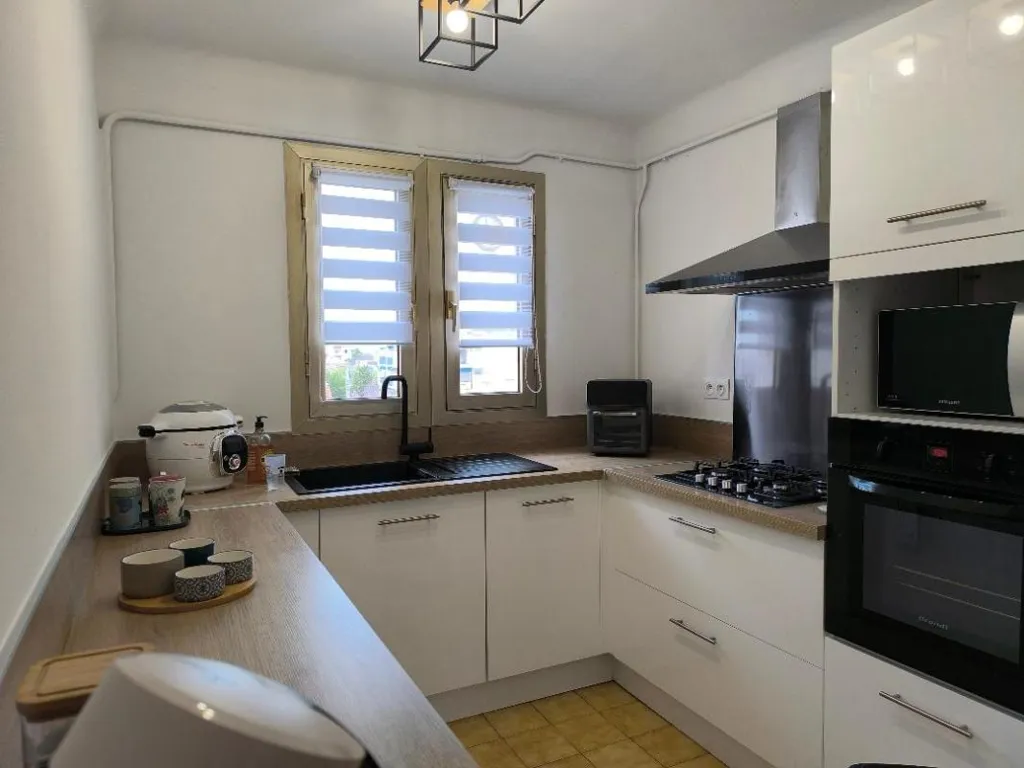 Köök - 4-Bedroom Apartment with Balcony in Nîmes