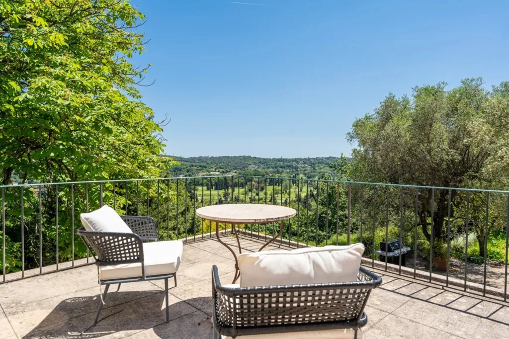 Terrasse - Villa avec Piscine et Vue Golf à Opio