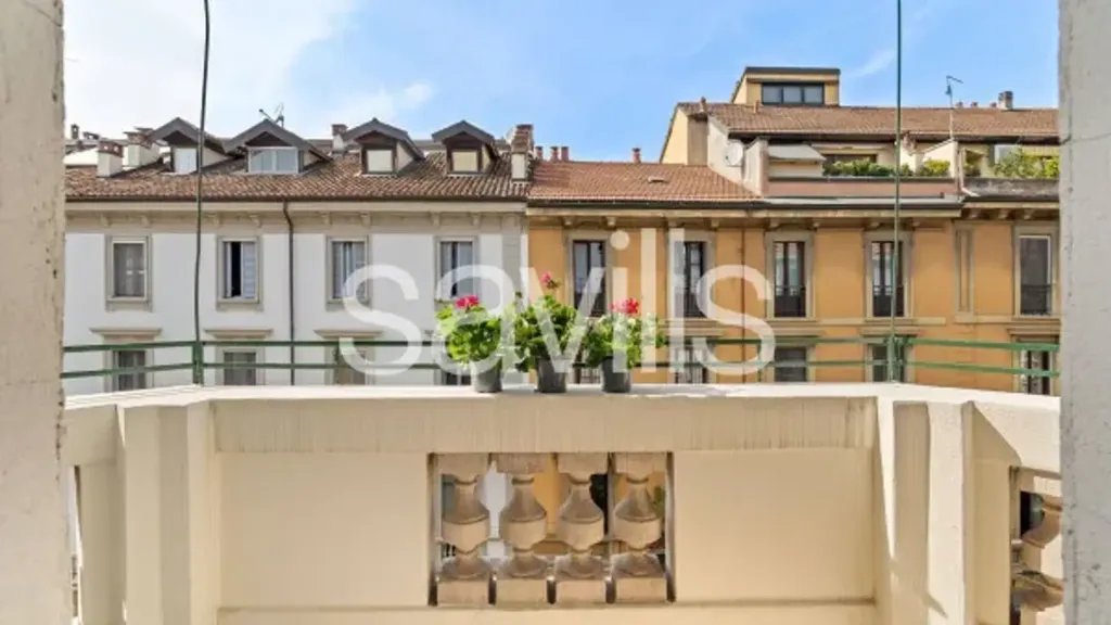 Balcon - Restored Triplex with Balcony in Milan