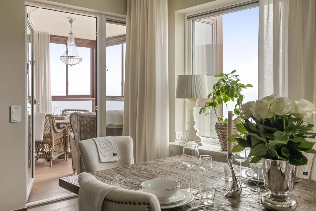 Söögituba - Seafront Apartment with Balcony in Bacchus