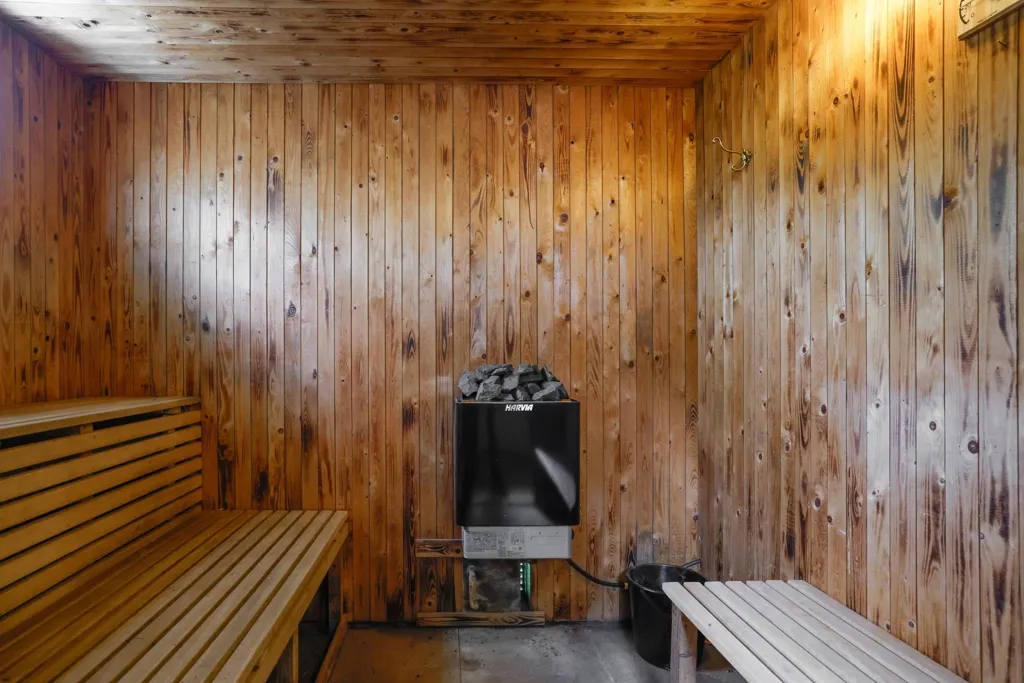 Toad - Allmogestyle Villa with Pool in Yxstabacken